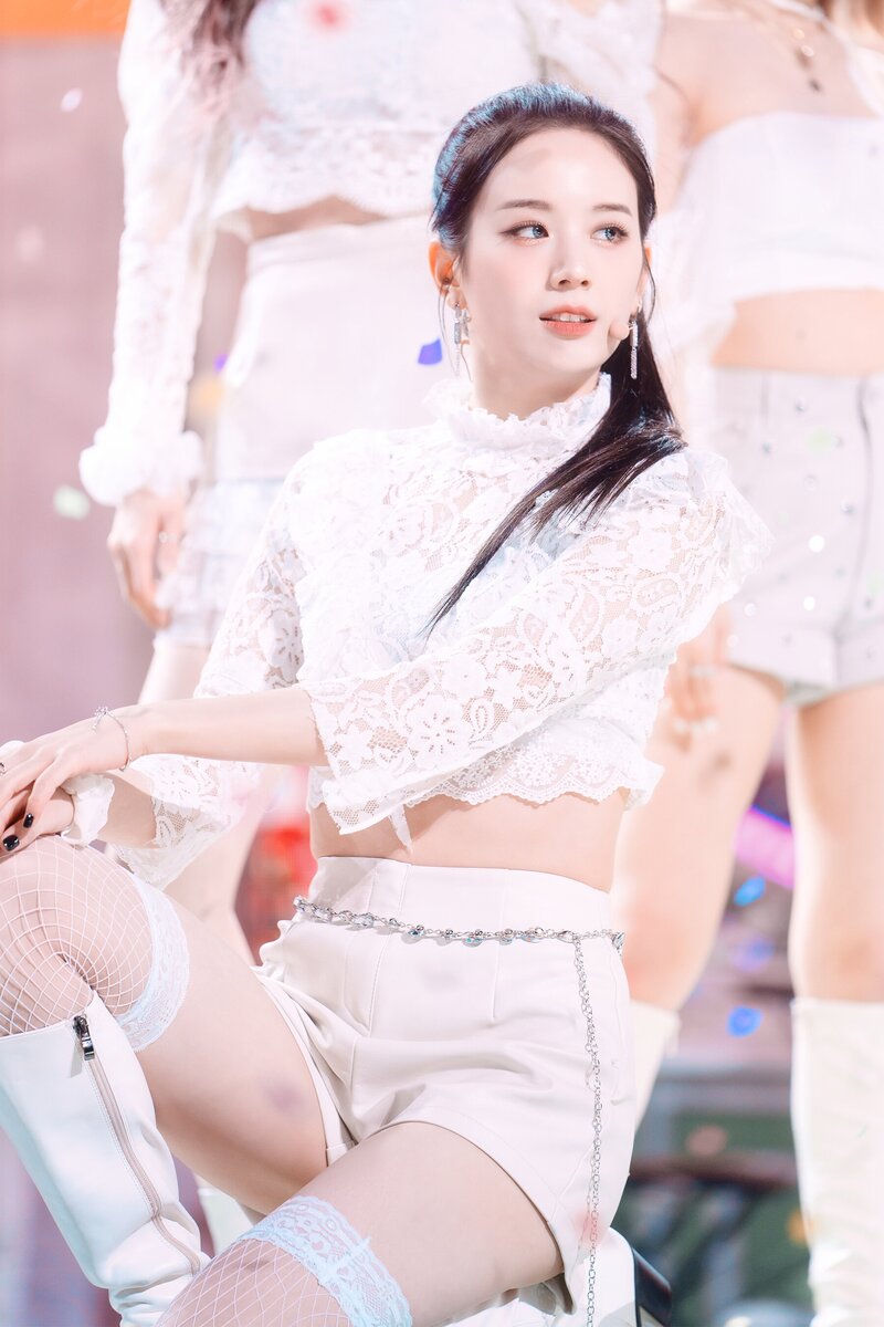 220123 fromis_9 Gyuri - 'DM' at Inkigayo documents 2