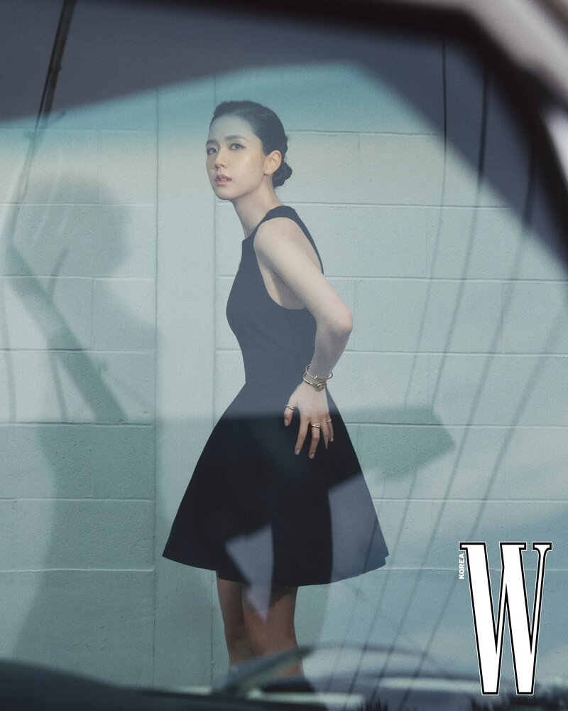 Jisoo for W Korea April 2024 Issue documents 7