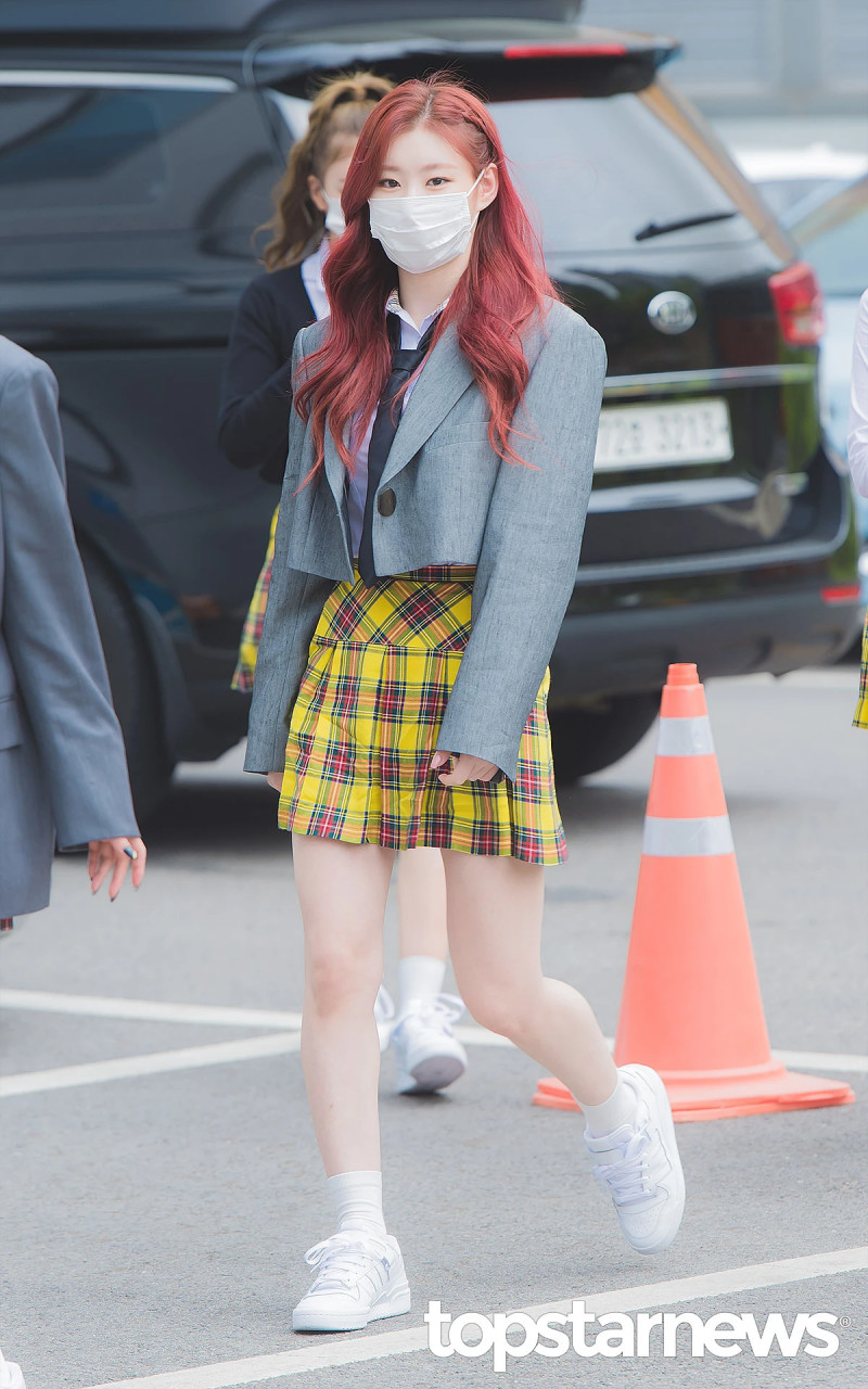 210422 ITZY Chaeryeong on the way to film Knowing Brothers documents 7