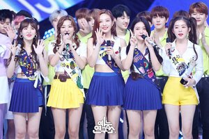 Red Velvet 'Power Up' 1st win @ MBC Music Core (180818)