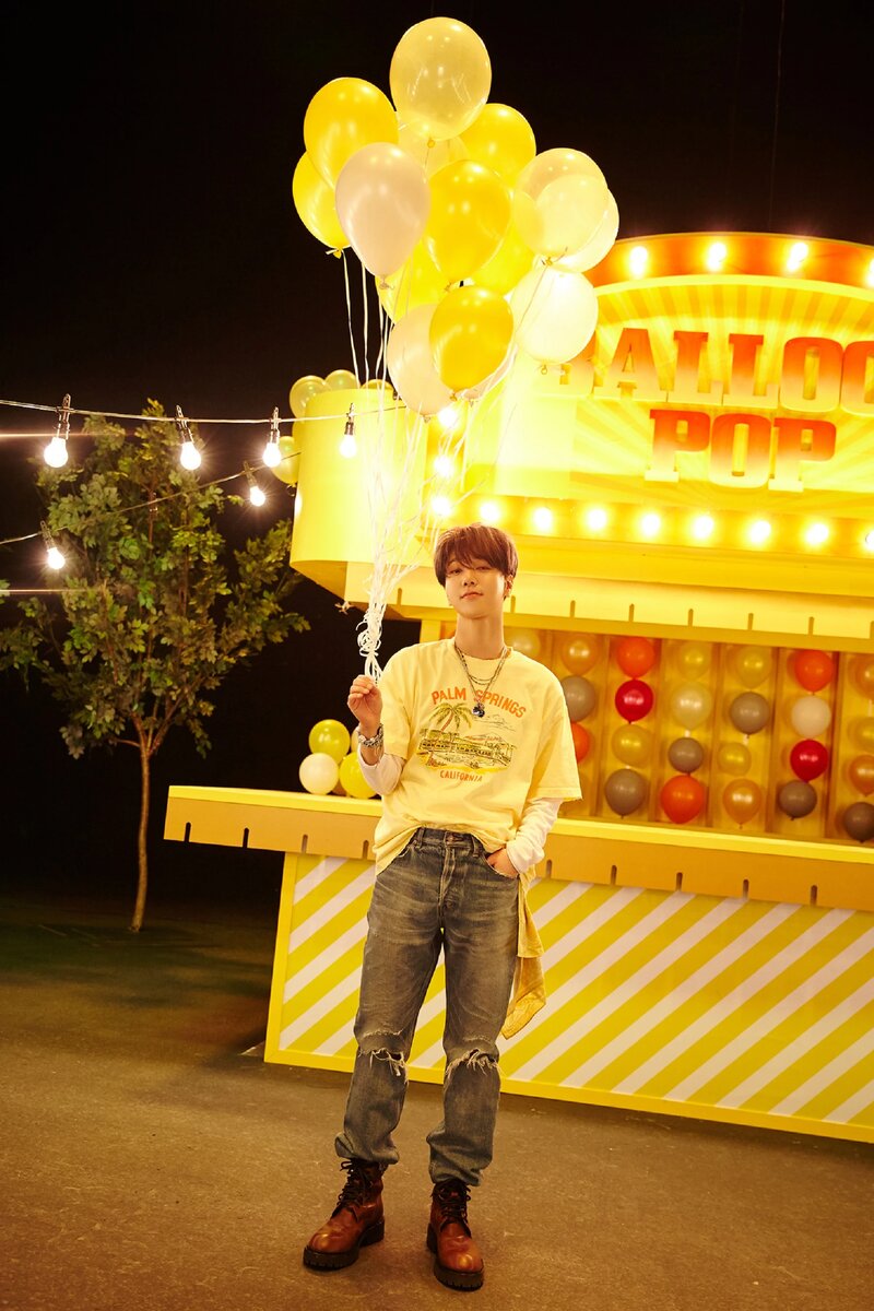 210504 SMTOWN Naver Update - Yesung's "Beautiful Night" M/V Behind documents 12