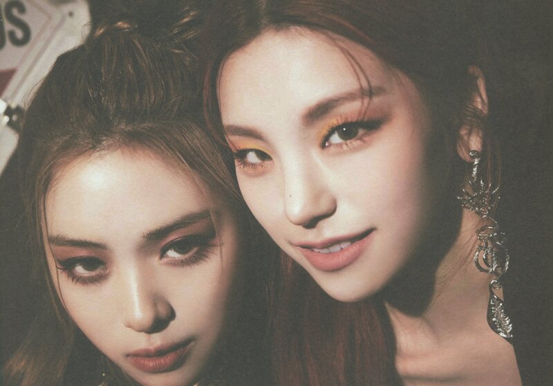 ITZY 'GUESS WHO' Album [SCANS] documents 4