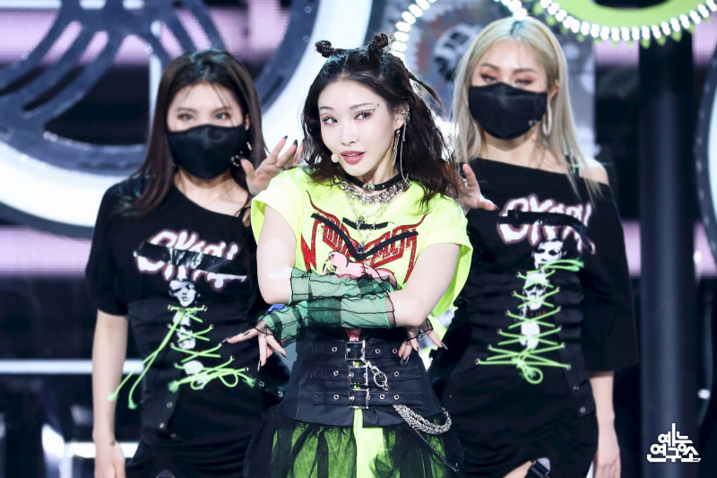 210220 Chungha - 'Bicycle' at Music Core (MBC Naver Post) documents 3