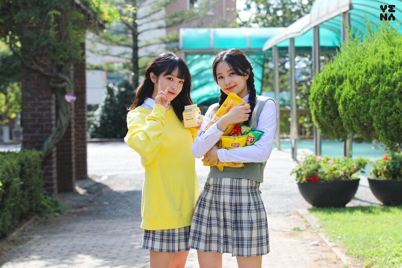 220215 Yuehua Naver Post - Yena with Jihan - World of My 17 S2 Behind documents 1
