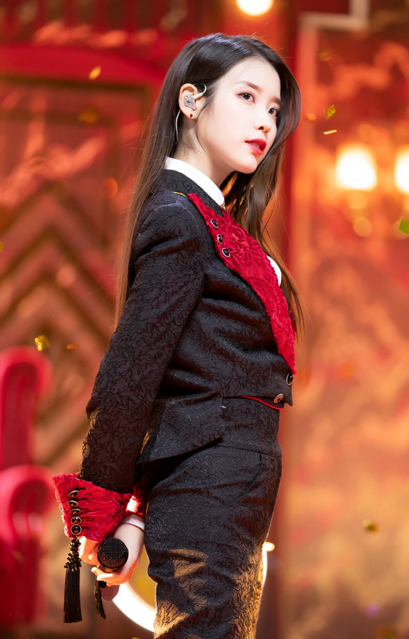 210328 IU - 'Coin' + 'LILAC' at Inkigayo documents 23