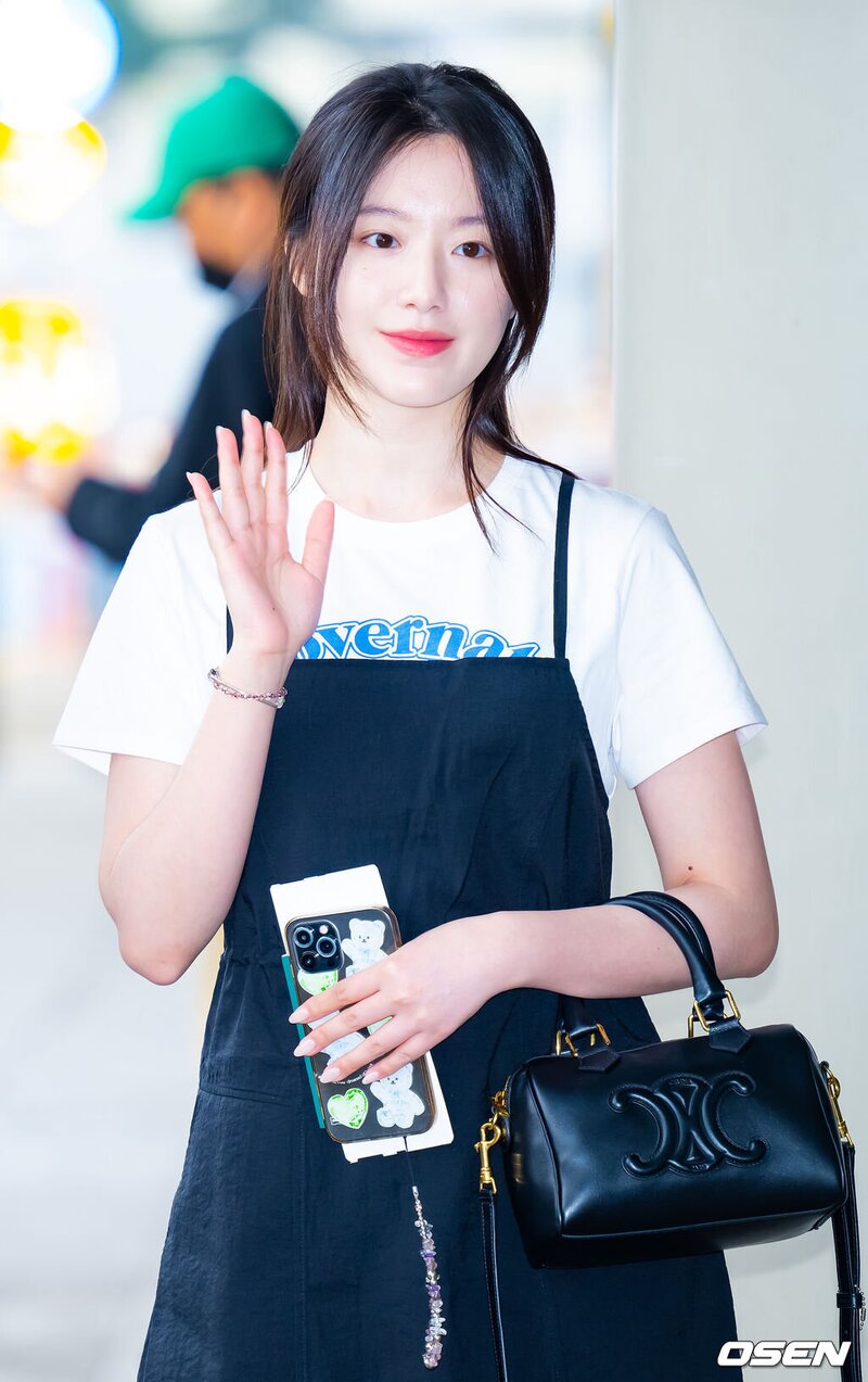 240404 (G)I-DLE Shuhua at Gimpo International Airport documents 11
