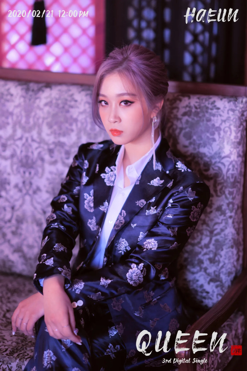 3YE_Haeun_Queen_teaser_photo.png