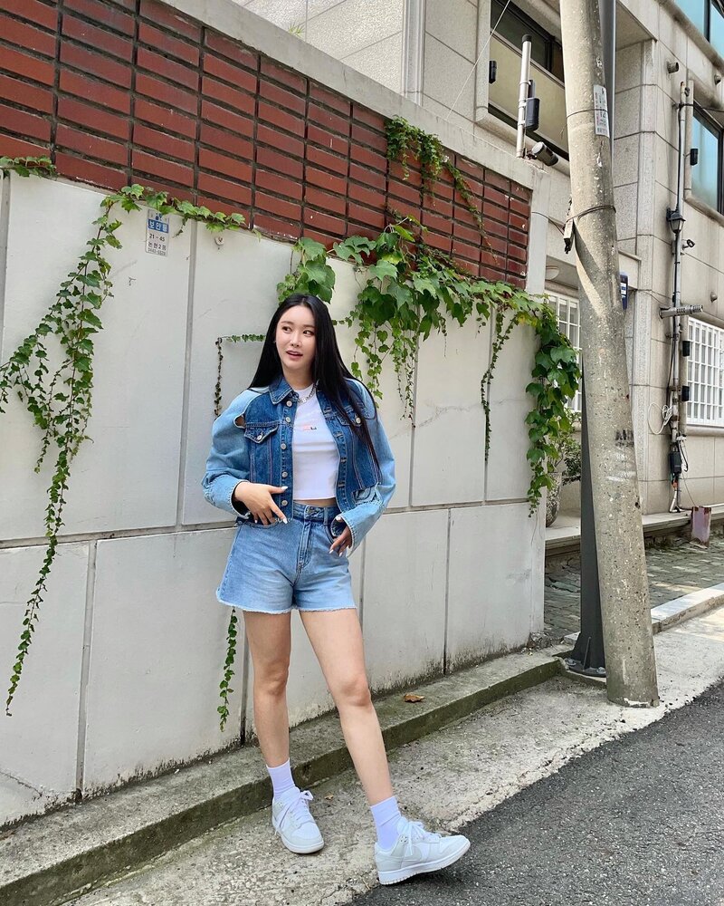210825 Brave Girls Minyoung Instagram Update documents 3
