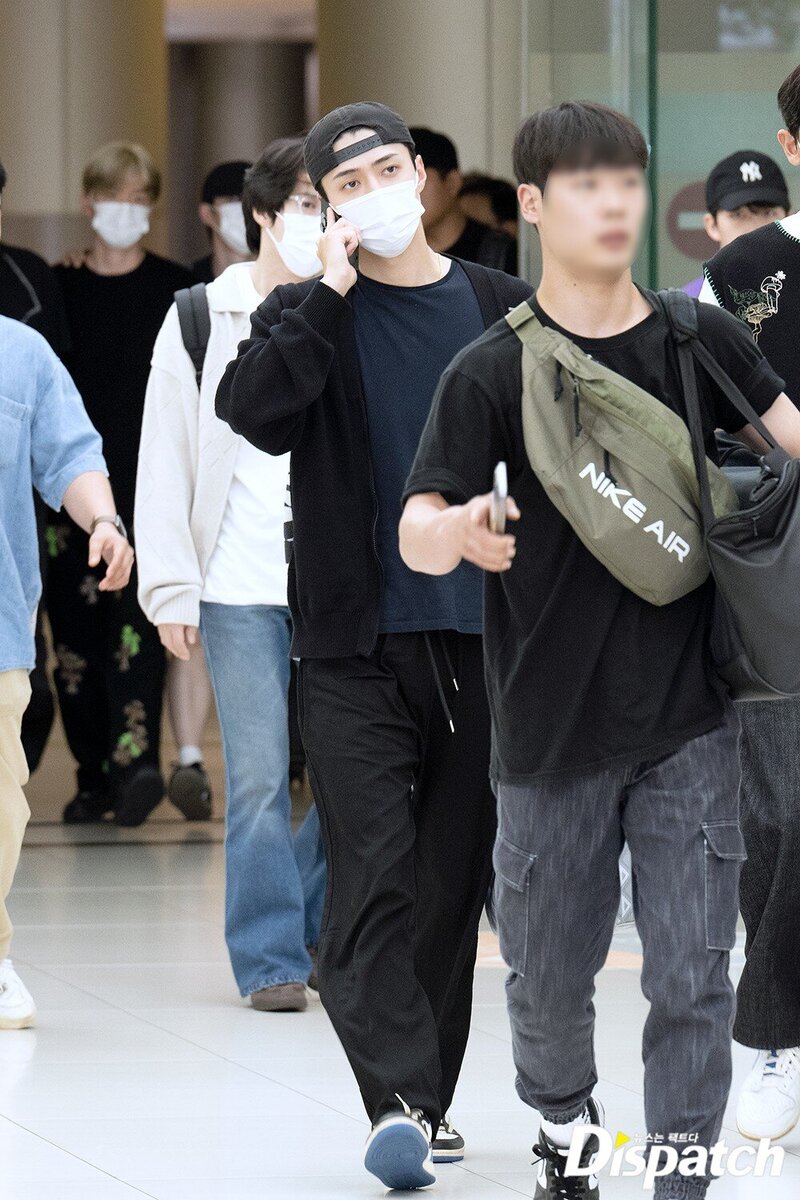 230610 EXO Sehun at Gimpo Airport documents 4