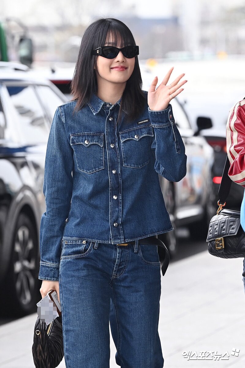 240404 (G)I-DLE Minnie at Gimpo International Airport documents 2