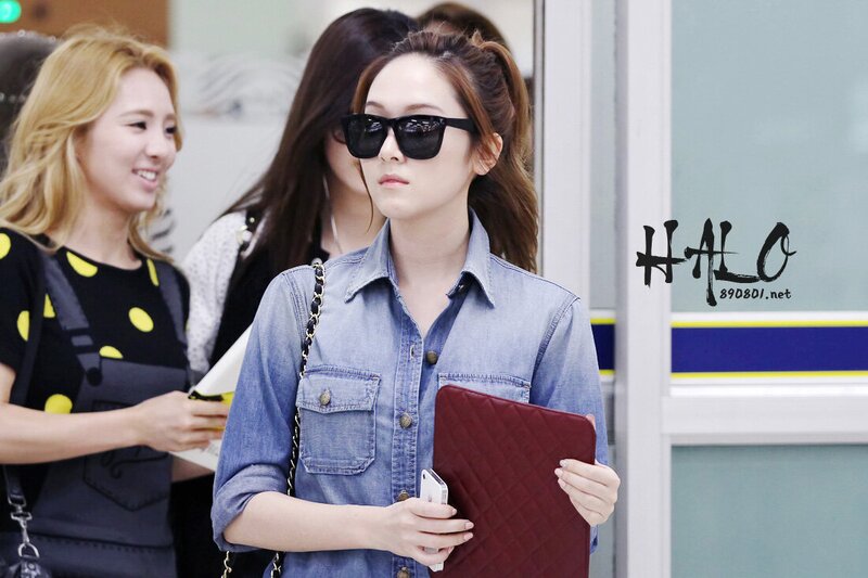 120710 Girls' Generation Jessica at Gimpo Airport documents 1