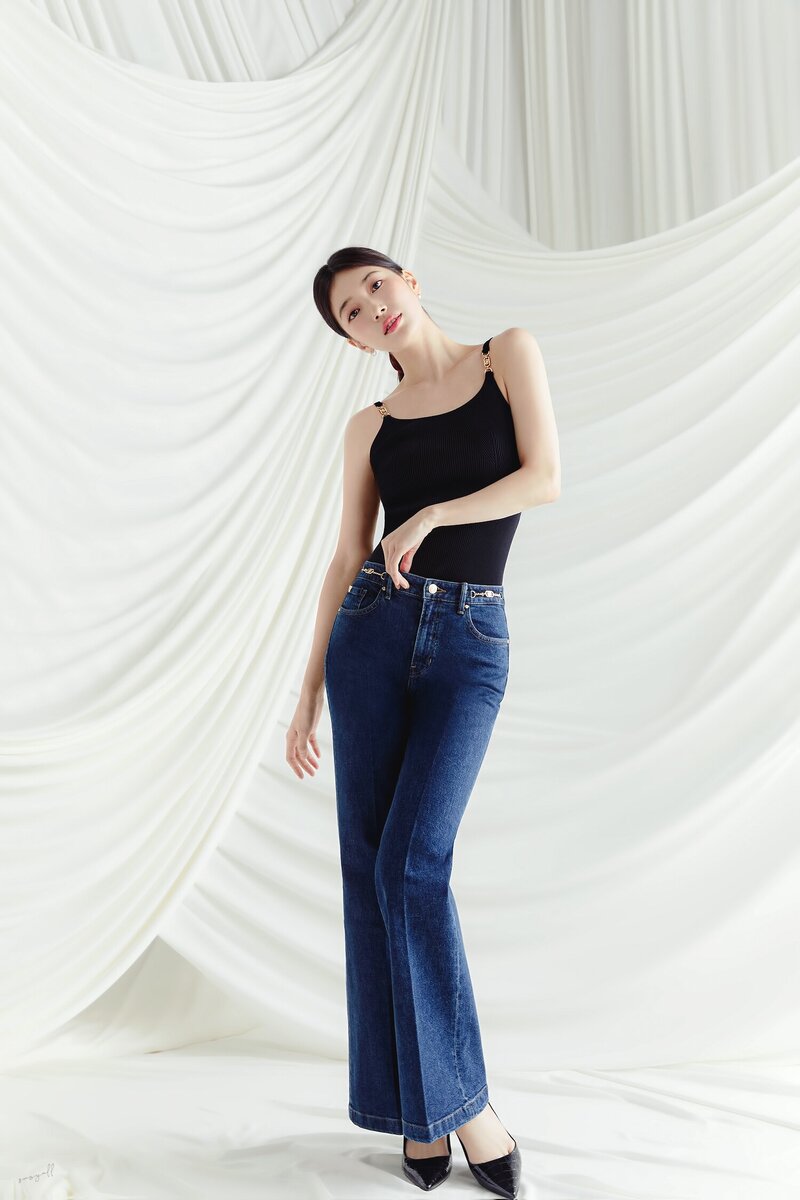 SUZY for Guess S/S 2024 Campaign - The Black Label Collection documents 4