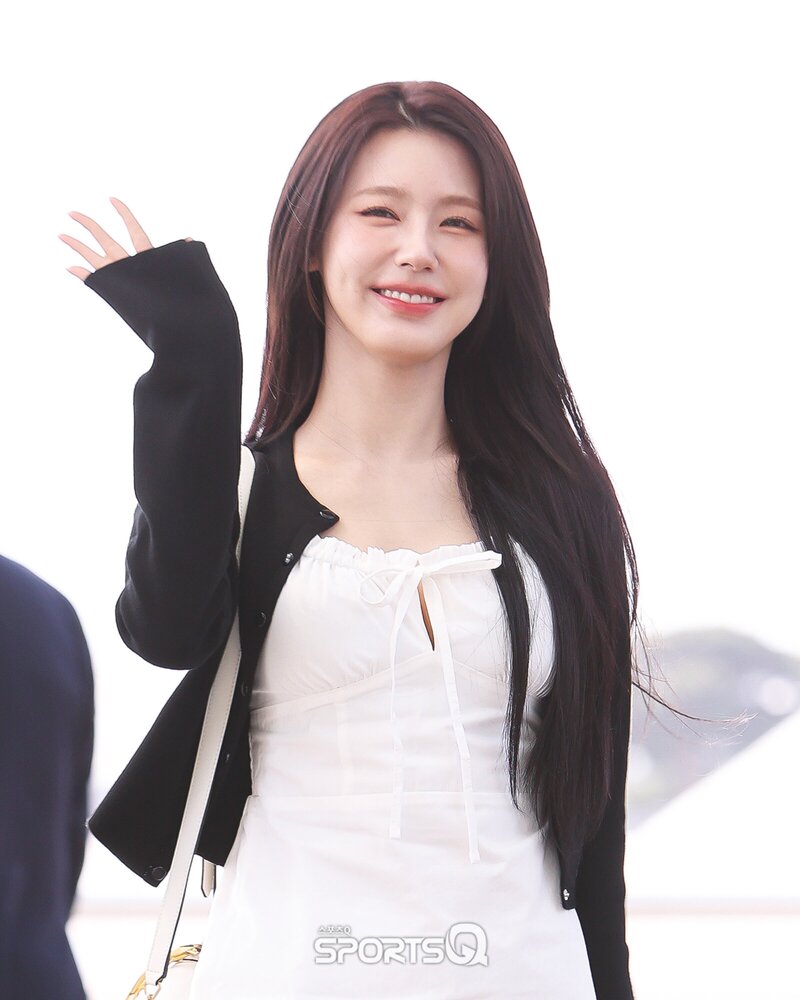 240412 (G)I-DLE Miyeon - ICN Airport documents 1