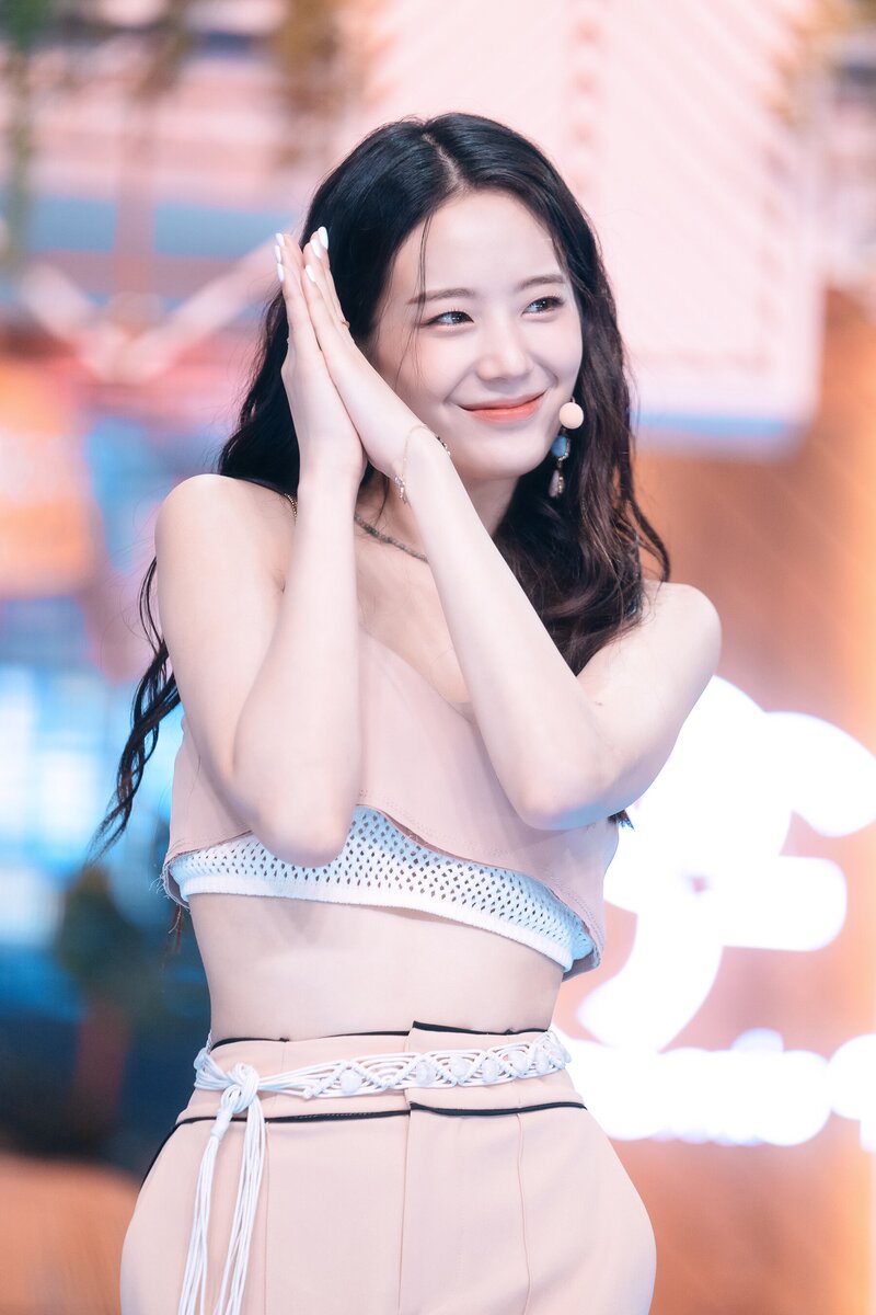 220703 fromis_9 Gyuri - 'Stay This Way' at Inkigayo documents 2