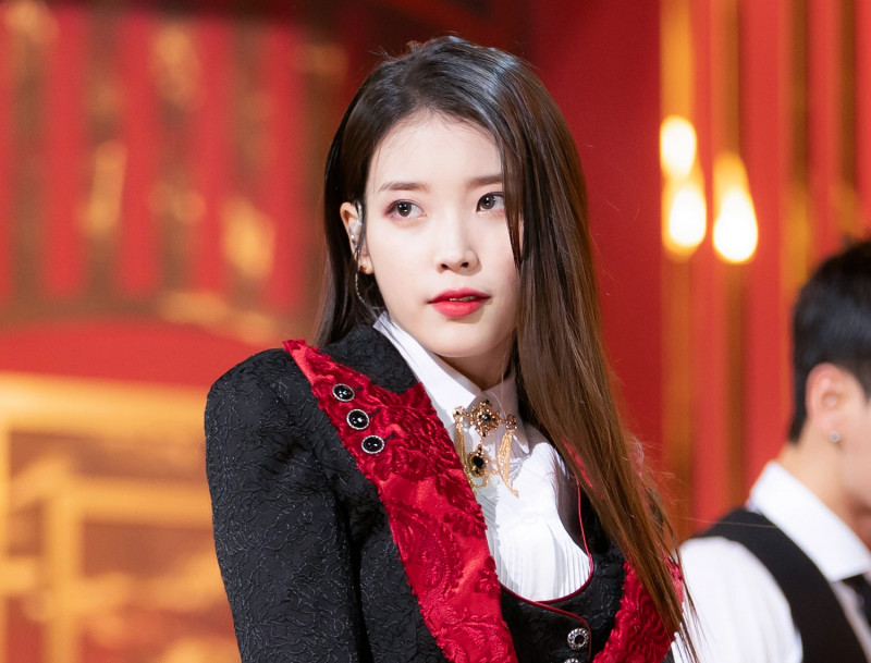 210328 IU - 'Coin' + 'LILAC' at Inkigayo documents 11