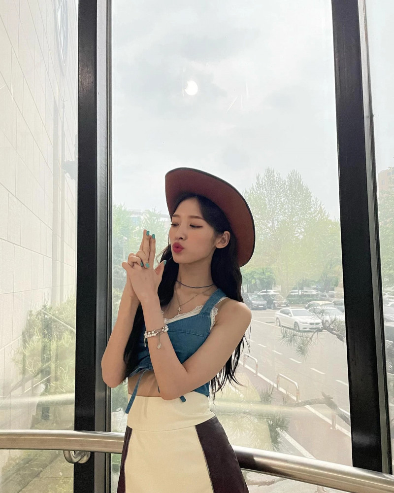210423 OH MY GIRL SNS Update - Arin documents 4