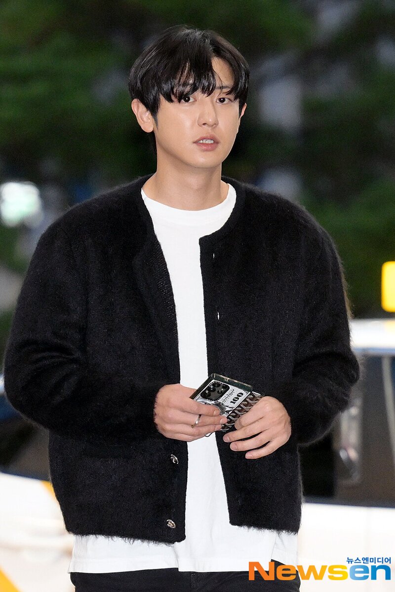 231019 EXO Chanyeol at Incheon International Airport documents 2