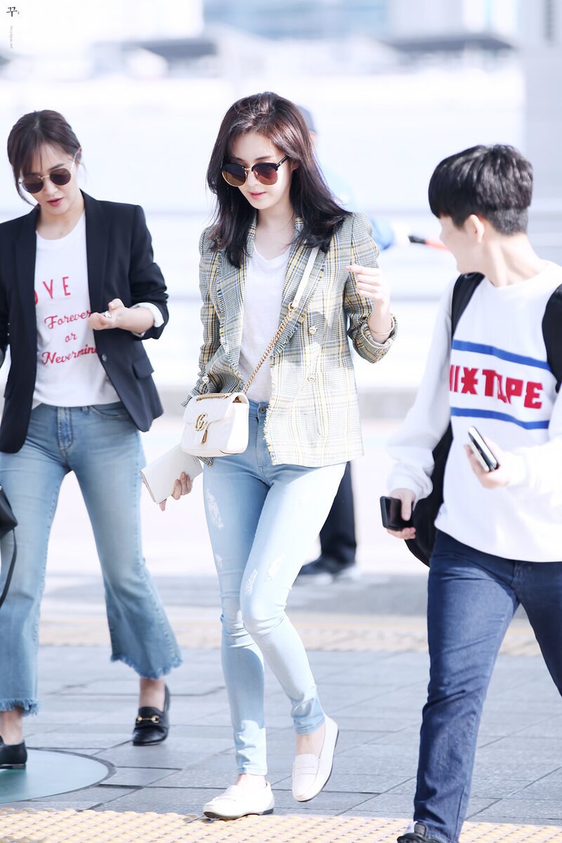 170429 Girls' Generation Seohyun at Incheon Airport documents 11