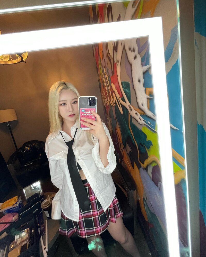 220718 Brave Girls Minyoung Instagram Update documents 5