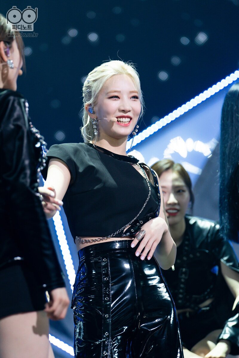 210704 LOONA - PTT(Paint The Town) at Inkigayo documents 3