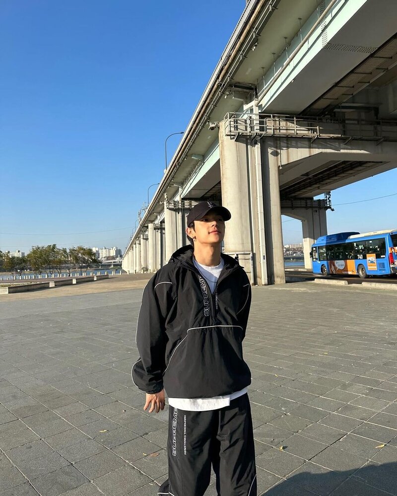221126 Woo Jin Instagram Update documents 2