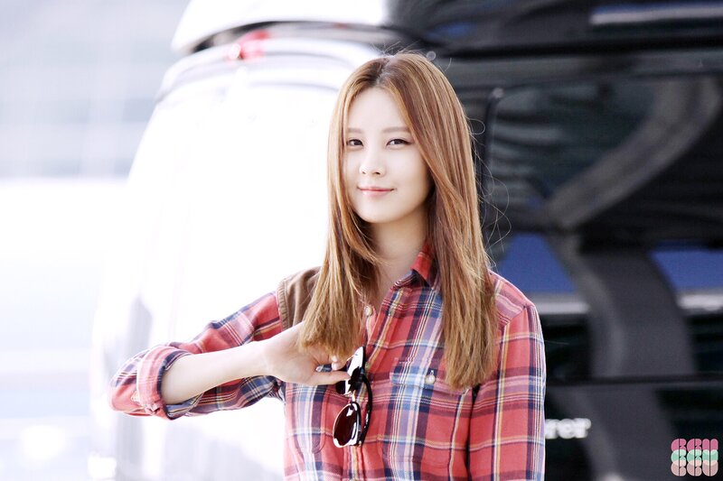 140906 Girls' Generation Seohyun at Incheon Airport documents 1