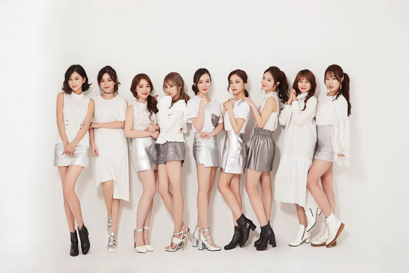 We_Girls_Pre-Debut_Profile_group_photo_(3).png