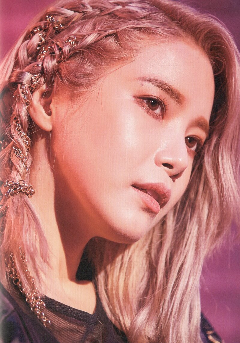 MAMAMOO 2nd Full Album 'reality in BLACK' [SCANS] (All Universes) documents 10