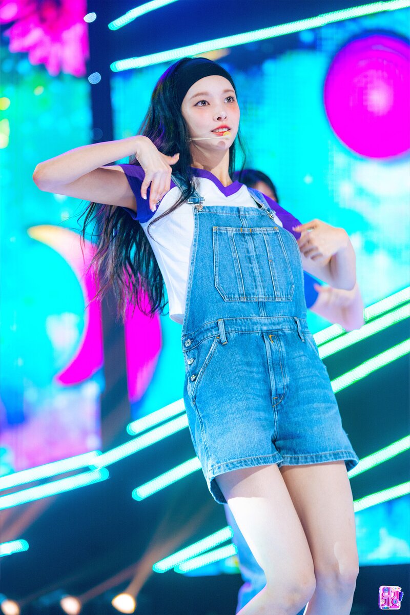240421 ILLIT Yunah - 'Lucky Girl Syndrome' at Inkigayo documents 2