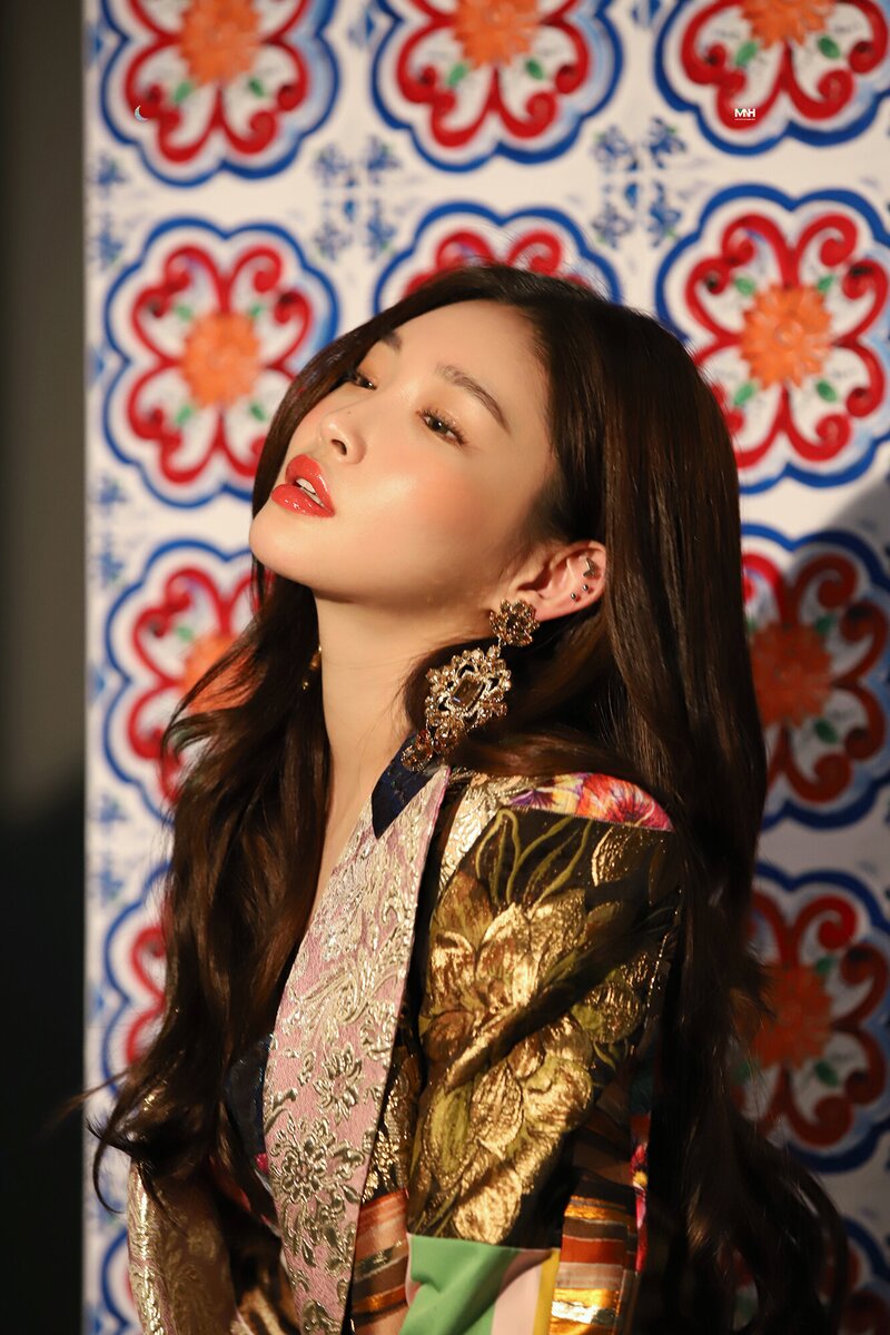 210526 MNH Naver Post - Chungha's Harpers Bazaar May Issue Photoshoot Behind documents 10