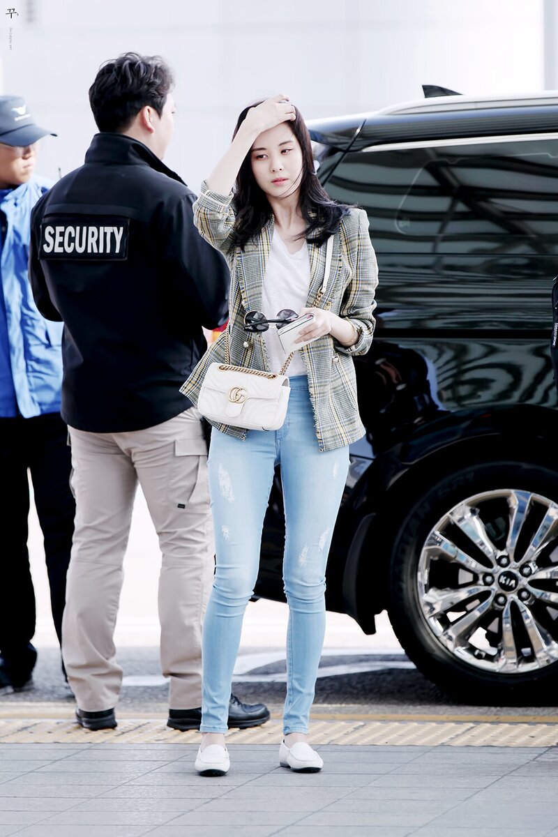 170429 Girls' Generation Seohyun at Incheon Airport documents 7