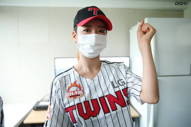 210604 PlayM Naver Post - Apink's Bomi LG Twins First Pitch Behind documents 12