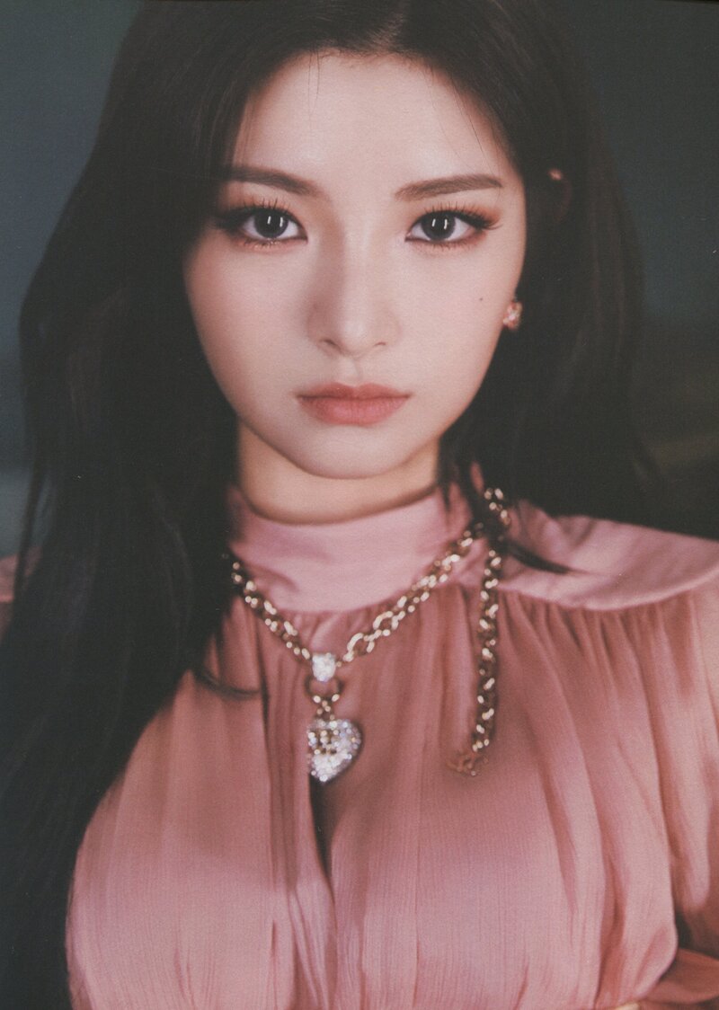 EVERGLOW "Return of the Girls" Album Scans documents 17