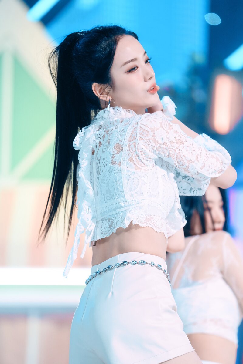 220123 fromis_9 Gyuri - 'DM' at Inkigayo documents 24