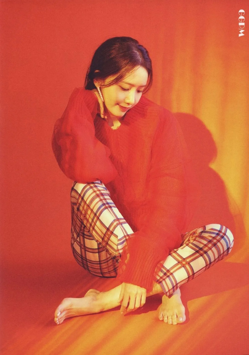 YOONA. Special Album 'A Walk to Remember' BOOKLET [GGPM]-Scan_E04 (Preview).jpg