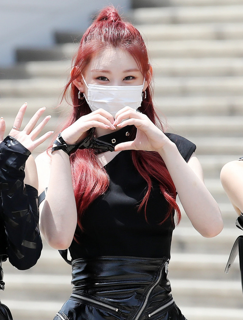210512 ITZY Chaeryeong - On the way to Show Champion documents 11