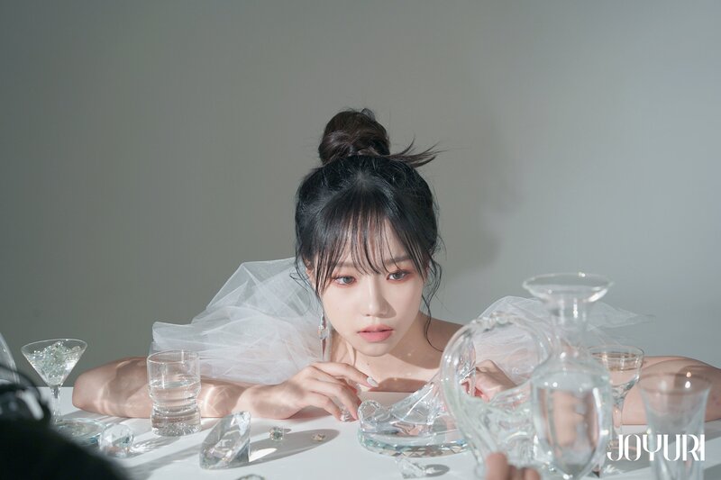 211011 Jo Yuri Cafe Update - 'GLASSY' Album Behind documents 4