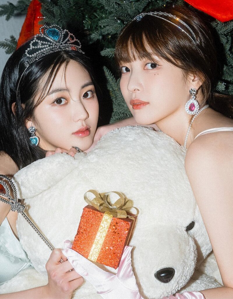 CLC Eunbin and Lee Hae In December 2022 pictorial documents 8