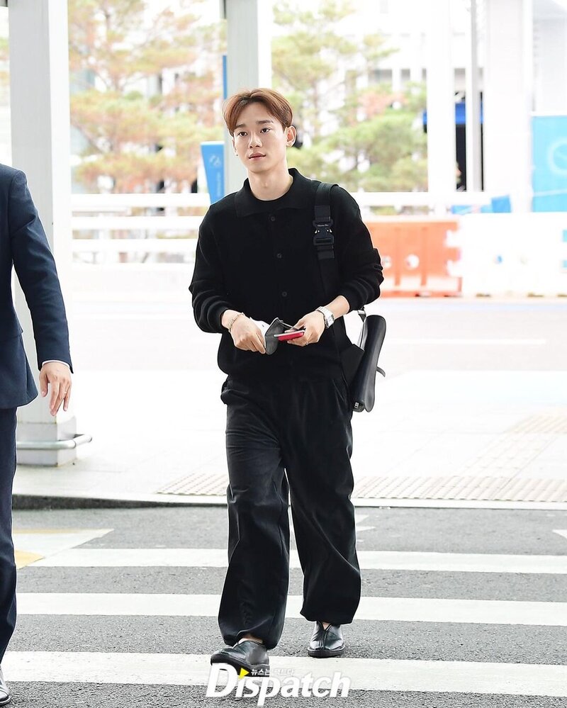 220707 EXO Chen at Incheon International Airport documents 4