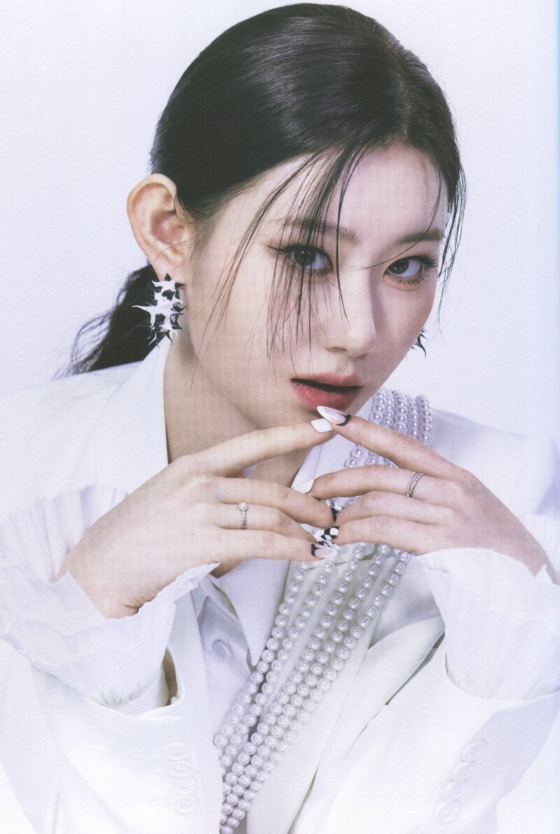 ITZY 'CHECKMATE' Album Scans (Chaeryeong ver.) documents 16