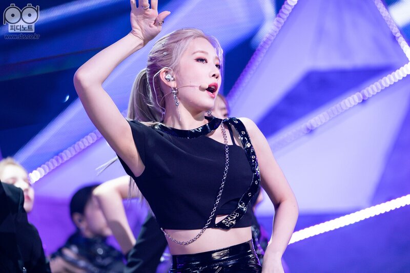 210704 LOONA - PTT(Paint The Town) at Inkigayo documents 7