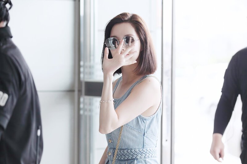 170715 Girls' Generation Seohyun at Gimpo Airport documents 10