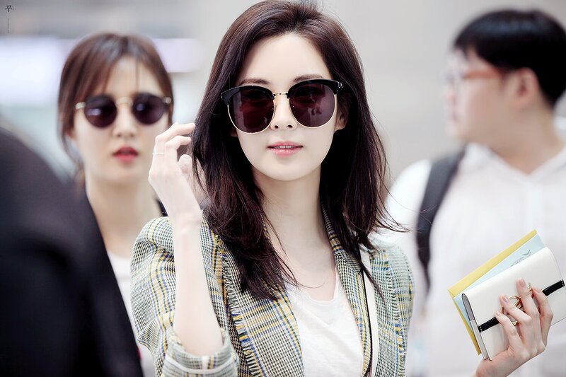 170429 Girls' Generation Seohyun at Incheon Airport documents 1