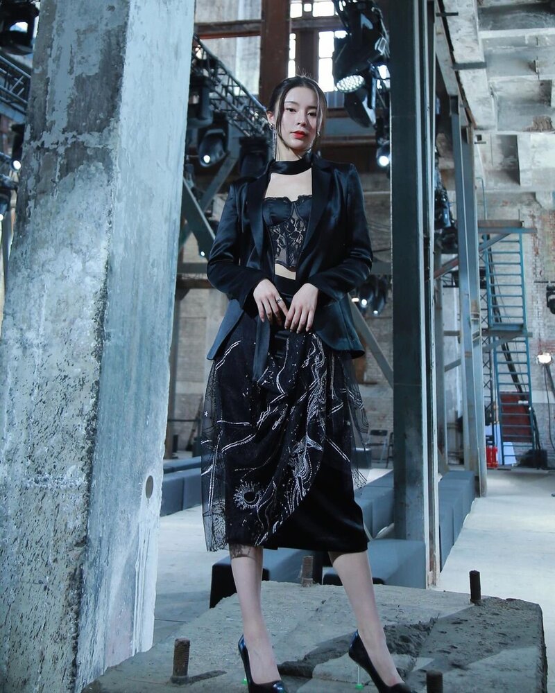 220908 Elkie at China Fashion Week Instagram Update documents 3