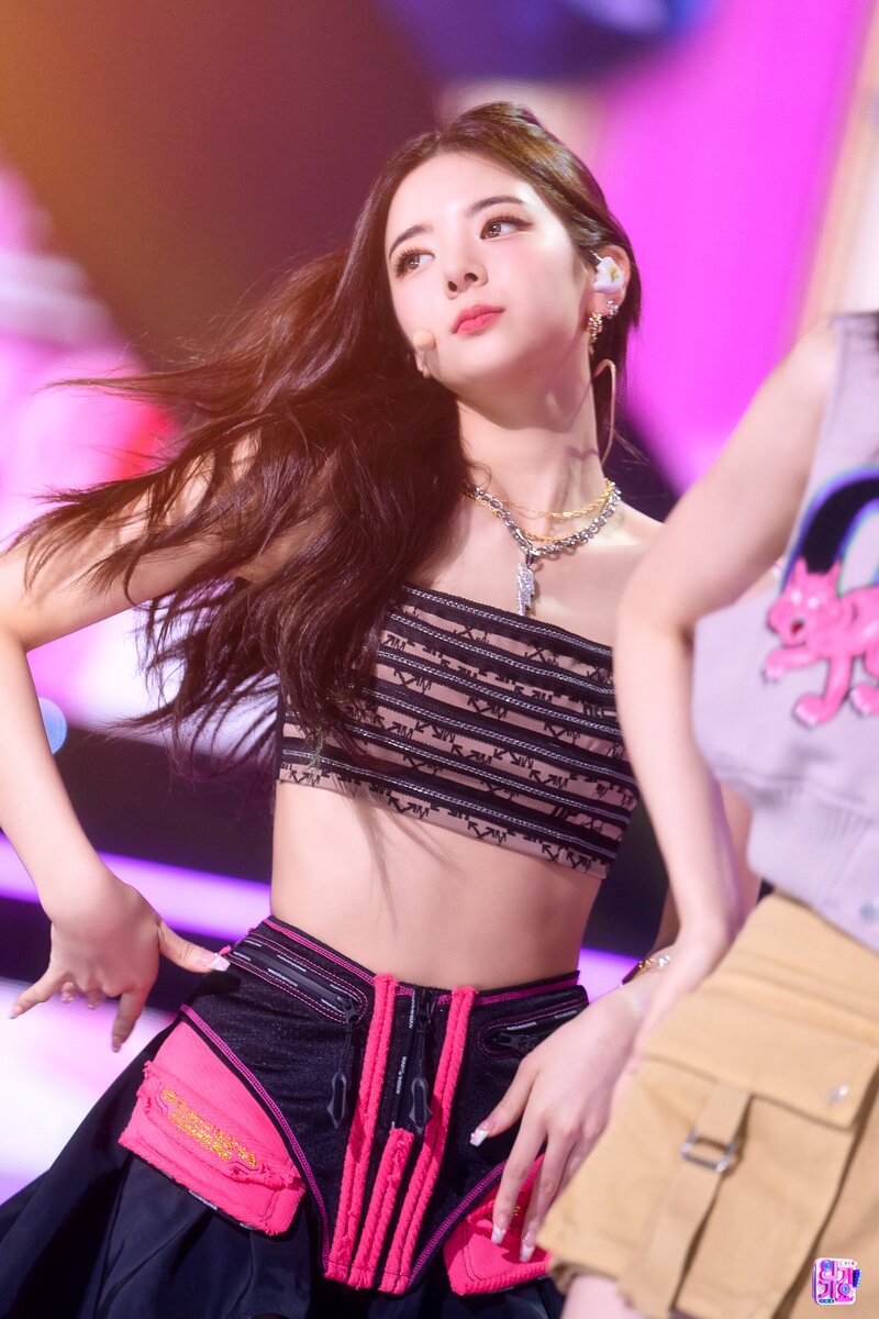 220724 ITZY Lia - 'SNEAKERS' at Inkigayo documents 2