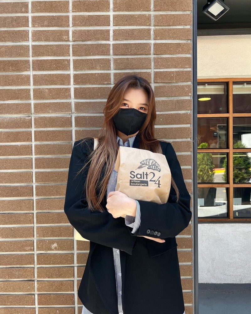 220504 Choi Jieun Instagram Update (BLING BLING) documents 1