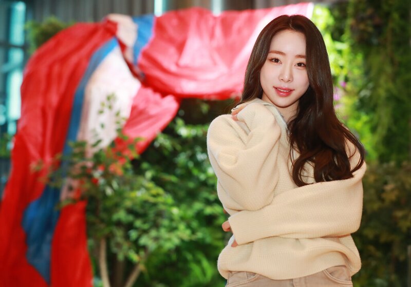 221025 WJSN Yeonjung 'Crash Landing on You' Interview Photos documents 4