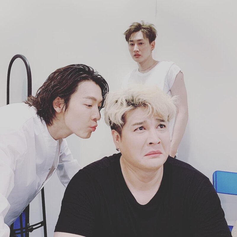 181124 Shindong Instagram Update documents 1