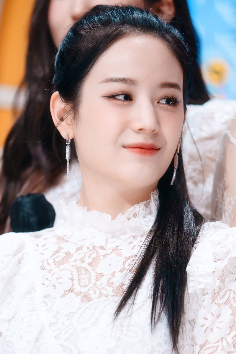 220123 fromis_9 Gyuri - 'DM' at Inkigayo documents 21