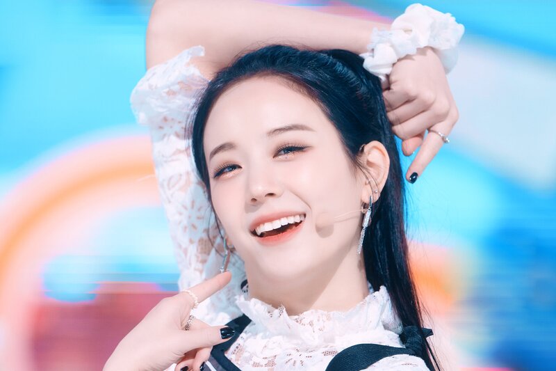 220123 fromis_9 Gyuri - 'DM' at Inkigayo documents 22